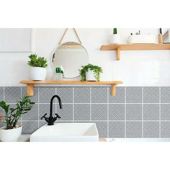 D-c-fix Fliesensticker Wall Tiles Lina - 6 Stk., 15 x 15 cm, Grau - Die grauen Dekorfliesen mit geometrischem Muster verleihen diesem Waschbeckenbereich einen modernen Touch. Die Holzregale mit Pflanzen sorgen für Wärme.