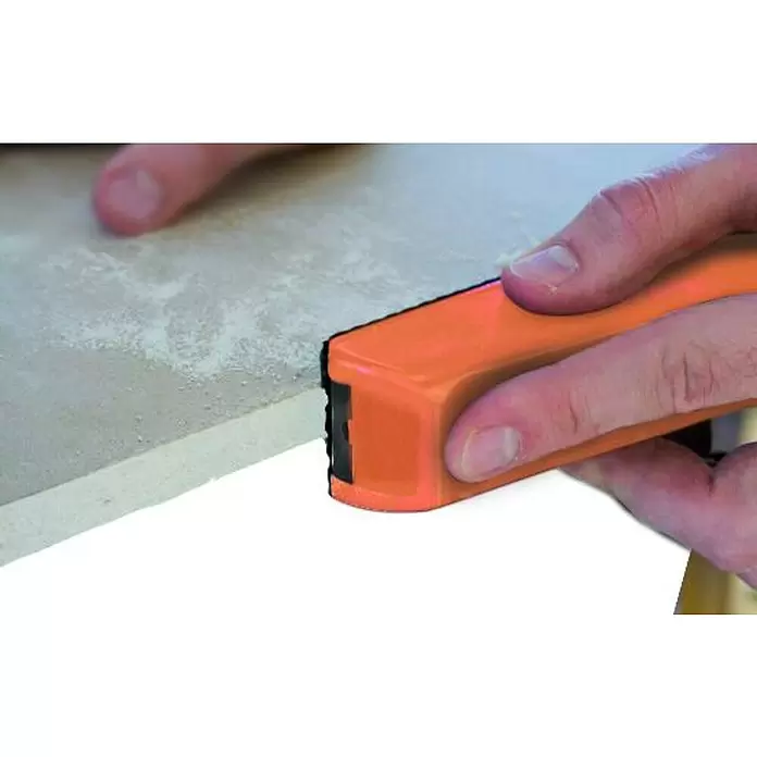 Mondelin Kantenhobel - Länge: 140 mm, Geeignet für: Gipskartonplatten - Hand hält ein orangefarbenes Kantenbearbeitungswerkzeug, glättet eine Platte.