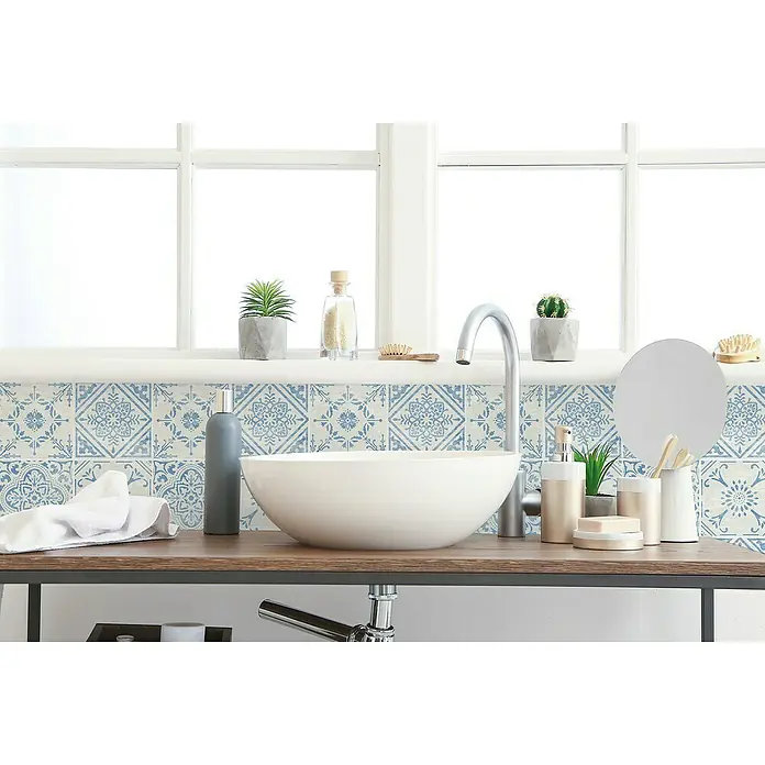D-c-fix Fliesensticker Wall Tiles - 6 Stk., 30,5 x 30,5 cm, Vintage Style - Ein stilvolles Badezimmer- Waschbecken mit blauen Kacheln, das mit Pflanzen und einer modernen Armatur dekoriert ist, für eine elegante Note.
