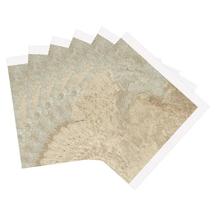 D-c-fix Fliesensticker Wall Tiles - 6 Stk., 30,5 x 30,5 cm, Light Slate - Nahaufnahme mehrerer beiger Bodenfliesen mit natürlichen Mustern und weißen Rändern, die in einem Stapel liegen.
