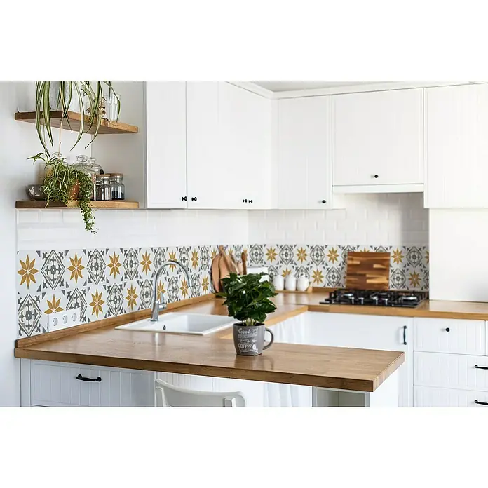 D-c-fix Fliesensticker Wall Tiles Alia - 6 Stk., 15 x 15 cm, Gold - Küchenspüle mit schönem Fliesendesign. Die Spüle ist weiß und hat eine Armatur aus Edelstahl, die sich perfekt in die Arbeitsplatte einfügt.