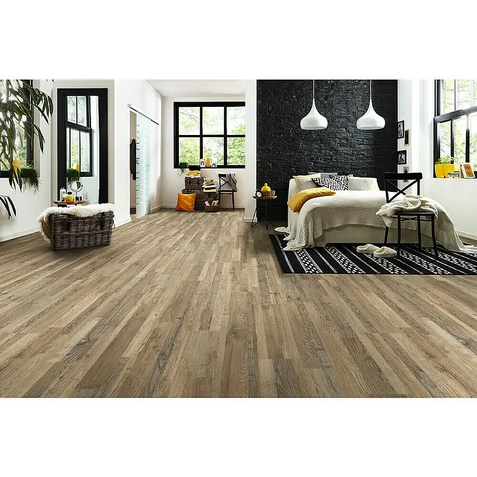 LOGOCLIC Silentos Laminatmuster Eiche Cabino - 300 x 192 x 9 mm, Landhausdiele - Helle Holzfußböden im Schlafzimmer mit einem großen geflochtenen Korb. Der Bodenbelag ist ein echter Hingucker.