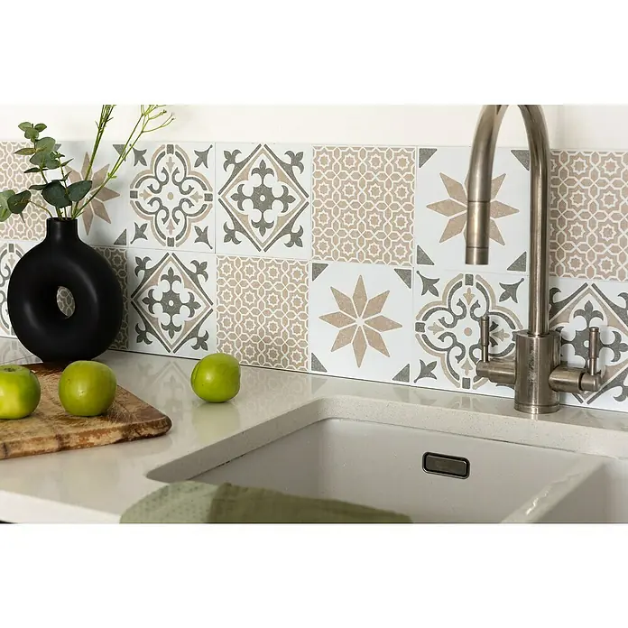 D-c-fix Fliesensticker Wall Tiles Jamila - 6 Stk., 15 x 15 cm, Olive - Nahaufnahme einer Spüle mit Wasserhahn und dekorativen Fliesen im Hintergrund, die die Küchenatmosphäre hervorheben.