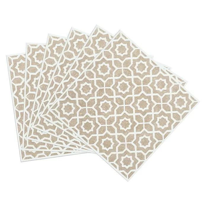 D-c-fix Fliesensticker Wall Tiles Lina - 6 Stk., 15 x 15 cm, Beige - Nahaufnahme von sechs Tischsets mit einem geometrischen Sternmuster in Beige und Weiß, die eine elegante Tischdekoration bieten.