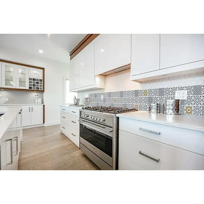 D-c-fix Fliesensticker Wall Tiles Jamila - 6 Stk., 15 x 15 cm, Grau - Moderne Küche mit weißen Schränken und einer Edelstahl-Herd-Kombination, die ein stilvolles Ambiente schafft.