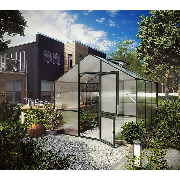 KGT Gewächshaus Lilie III - Außenmaß inkl. Dachüberstand (B x T): 297 x 323 cm, 10 mm, Anthrazit - Das Bild zeigt ein Gewächshaus mit geöffneter Tür in einem Garten. Im Inneren sind Pflanzen auf Regalen zu sehen, während die Umgebung üppig begrünt ist.