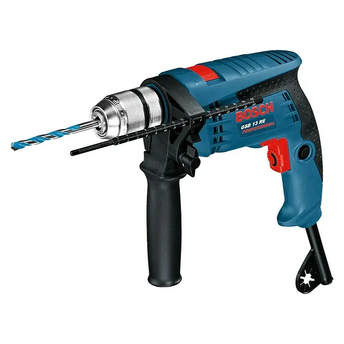 Bosch Professional Schlagbohrmaschine GSB 13 RE - 600 W, Schnellspannbohrfutter - Bosch GSB 13 RE Professional Schlagbohrmaschine mit blauem Gehäuse, roter Taste und blauem Bohrer vor schwarzem Hintergrund.