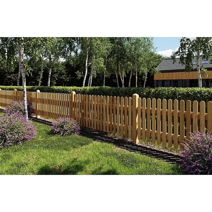 Joda Vorgartenzaun Kiel - 200 x 80 cm, Holz - Eine charmante Holzfelderzaun-Szene, die sich perfekt in einen üppigen Garten einfügt. Der Zaun ist aus hellem Holz und wunderschön verarbeitet.