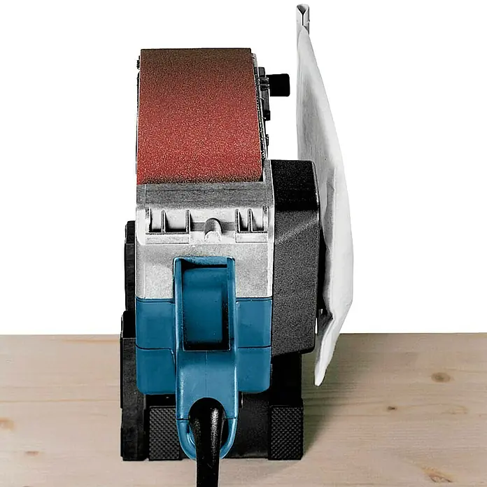 Bosch Professional Elektro-Bandschleifmaschine GBS 75 AE - 750 W, 200 m/min - 330 m/min - Nahaufnahme eines Bandschleifers mit rotem Schleifband und blauem Griff auf einem Holztisch, ideal für präzise Schleifarbeiten.