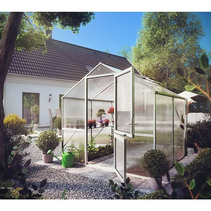 KGT Gewächshaus Rose II - Außenmaß inkl. Dachüberstand (B x T): 233 x 217 cm, 10 mm, Pressblank - Das Bild zeigt ein Gewächshaus im Garten. Es ist mit Pflanzen und Blumen gefüllt und bietet eine gute Umgebung für sie.