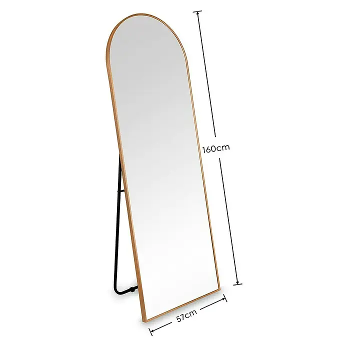 Standspiegel Mira - 57 x 160 cm, Gold, Metall - Ein schlanker, bogenförmiger Standspiegel mit einem hellen Holzrahmen, der eine elegante und moderne Note in jeden Raum bringt.
