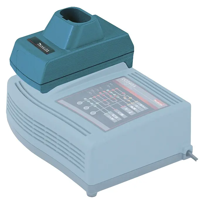 Makita Ladegerät-Adapter ADP04 - 18 V - Das Bild zeigt ein Makita DC24SA Ladegerät in Nahaufnahme, ideal für Werkzeugakkus. Es ist robust und benutzerfreundlich.