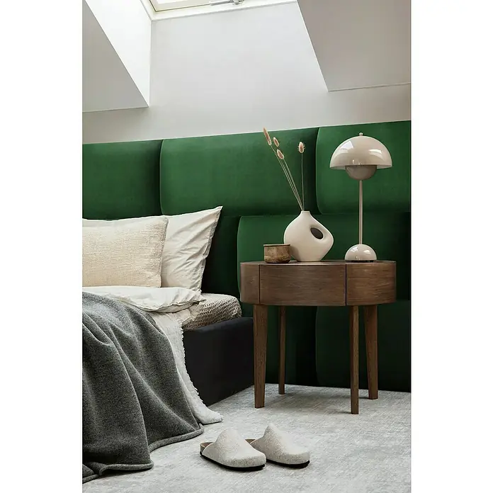 Fllow Wandpolster Velvet - Grün, L x B: 60 x 30 cm - Stimmungsvolles Schlafzimmerdetail mit Nachttischlampe, minimalistischer Vase und flauschigen Hausschuhen. Einladende Atmosphäre für erholsame Nächte.