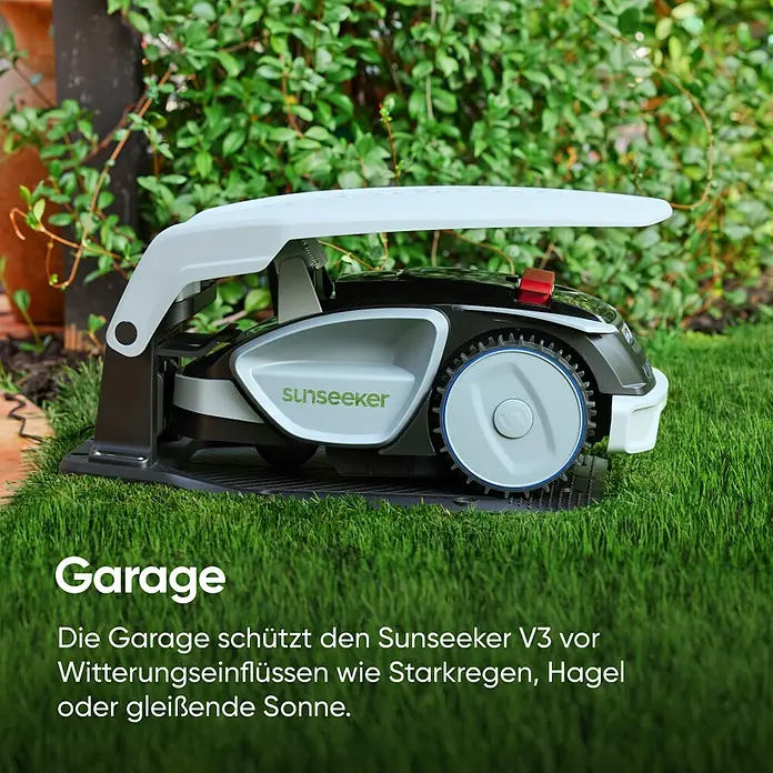 Sunseeker Mähroboter-Garage - L x B x H: 74 x 47 x 19 cm, Sunseeker Mähroboter V3 und V3 Plus - Nahaufnahme eines Sunseeker V3 Mähroboters mit Garagenüberdachung auf einem grünen Rasen.