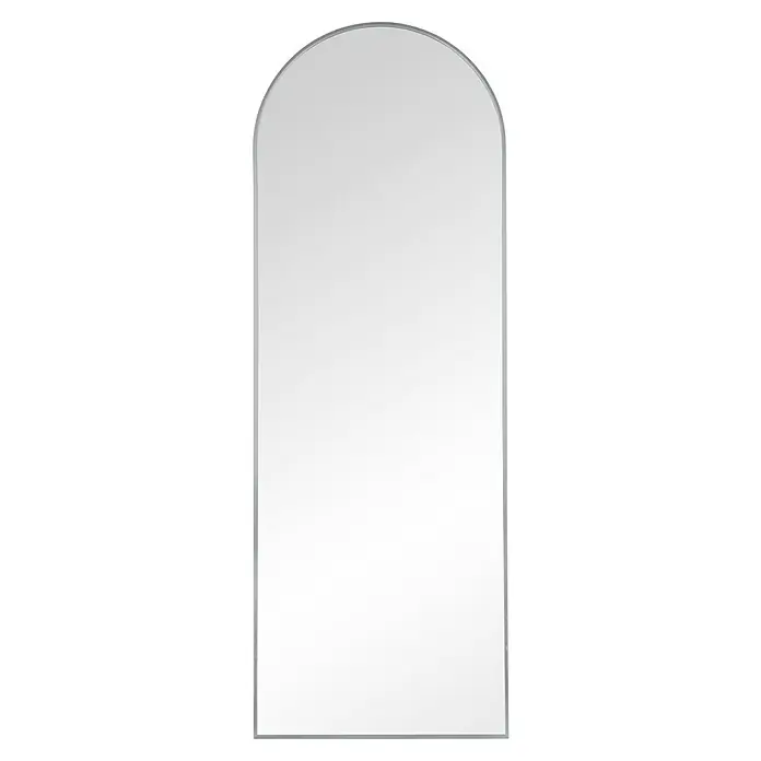 Standspiegel Mira - 57 x 160 cm, Silber, Metall - Ein schlanker, silbern gerahmter Bogen-Wandspiegel. Er ist minimalistisch im Design und ideal für moderne Interieurs.