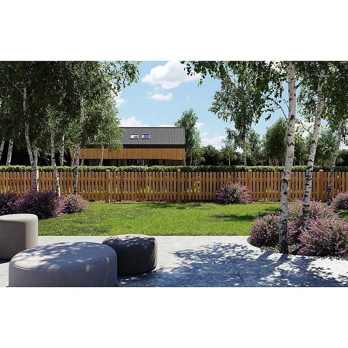 Joda Vorgartenzaun Kiel - 200 x 80 cm, Holz - Einladender Gartenblick mit hellbraunem Holzzaun, der eine grüne Rasenfläche umrahmt, und modernen Sitzgelegenheiten im Vordergrund.