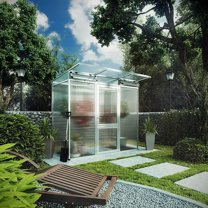 KGT Gewächshaus Linea I - Außenmaß inkl. Dachüberstand (B x T): 233 x 210 cm, 10 mm, Pressblank - Moderne Gewächshaus-Szene mit klarem Design und natürlicher Gartengestaltung, eingebettet in eine ruhige und grüne Umgebung.