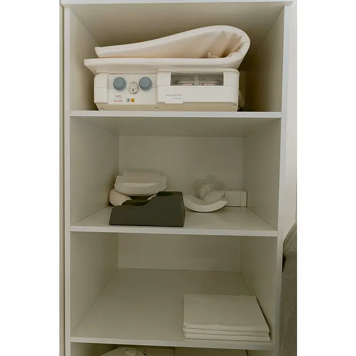Armario multiusos de madera - L x An x Al: 37 x 59 x 80 cm, Blanco, Bajo. - Estante con equipo de mamografía y accesorios, incluidos espirales mamarias y ayudas para el posicionamiento, cuidadosamente guardados.