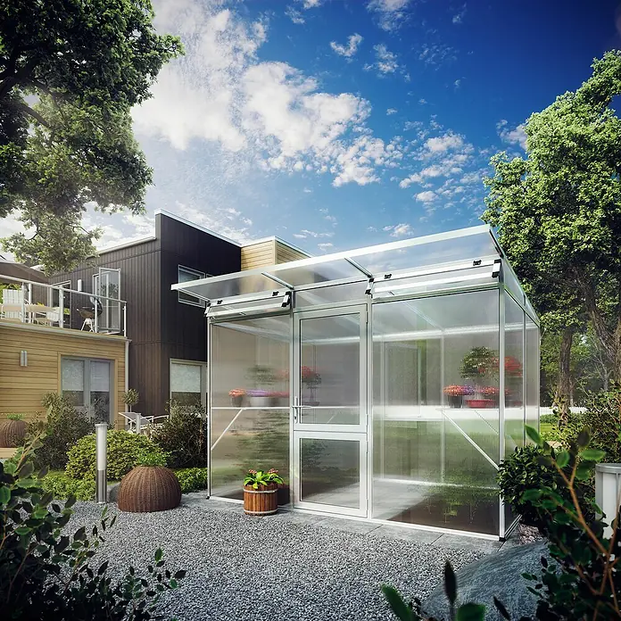 KGT Gewächshaus Linea II - Außenmaß inkl. Dachüberstand (B x T): 297 x 204 cm, 10 mm, Pressblank - Ein helles Gewächshaus aus Glas und Aluminium steht in einem Garten, umgeben von Pflanzen und einem modernen Haus.