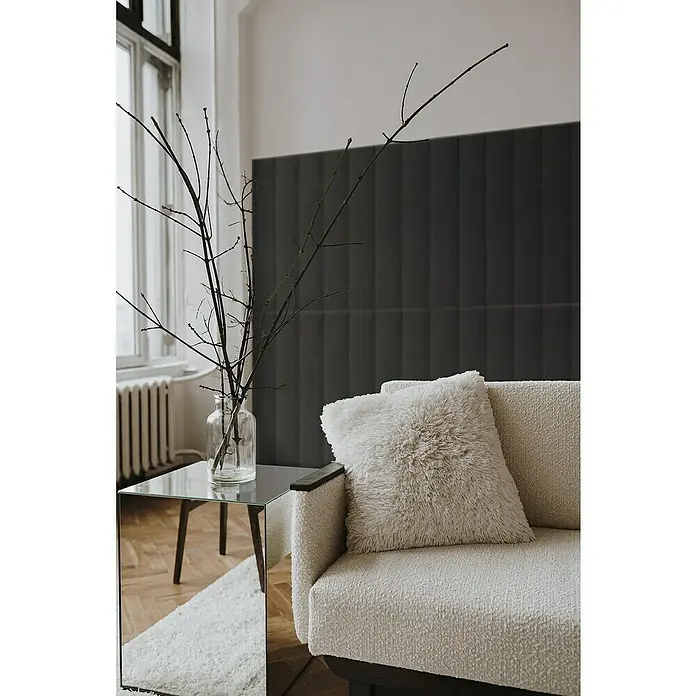 Fllow Wandpolster Velvet - Anthrazit, L x B: 90 x 15 cm - Nahaufnahme eines stilvollen Wohnzimmers mit neutralem Sofa, flauschigem Kissen und einem Spiegeltisch mit Zweigen in einer Glasvase.