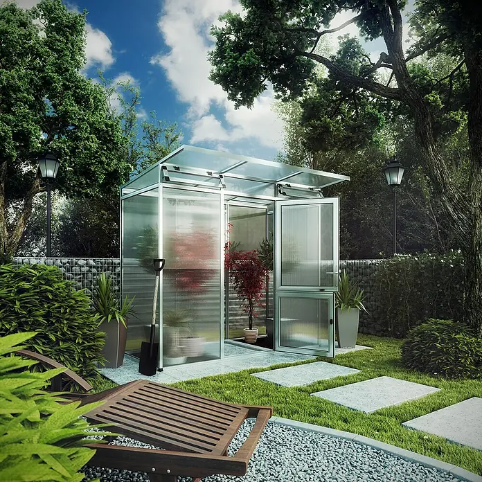 KGT Gewächshaus Linea I - Außenmaß inkl. Dachüberstand (B x T): 233 x 210 cm, 10 mm, Pressblank - Das Bild zeigt ein Gewächshaus im Garten, umgeben von Pflanzen und Bäumen. Das Gewächshaus ist aus Glas und Metall gefertigt und hat eine offene Tür.