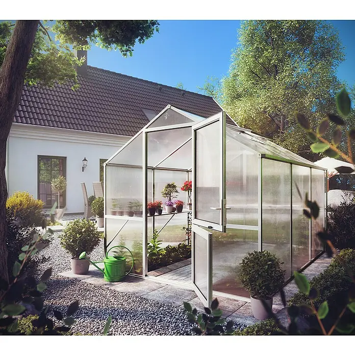 KGT Gewächshaus Rose III - Außenmaß inkl. Dachüberstand (B x T): 233 x 323 cm, 10 mm, Pressblank - Nahaufnahme eines Gewächshauses mit geöffneter Tür, umgeben von üppigem Grün und einer Gießkanne.