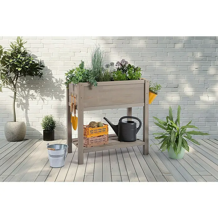 Sun Hochbeet Bloom 80 - 80 x 45 x 85 cm, Holz, Warmgrau - Das Bild zeigt einen erhöhten Pflanztrog mit verschiedenen Pflanzen auf einer Terrasse, ideal für den Garten oder Balkon.