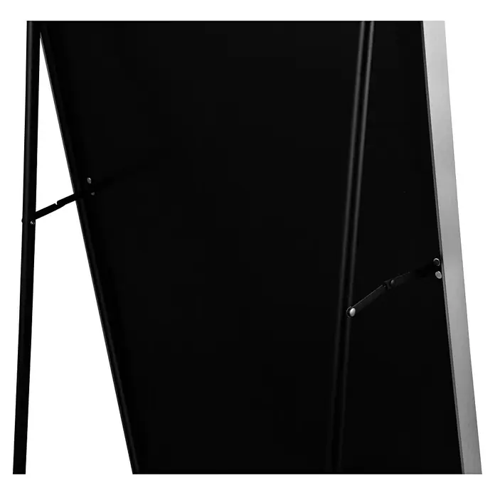 Standspiegel Mira - 57 x 160 cm, Silber, Metall - Detailaufnahme eines schwarzen Aufstellers mit silbernem Rahmen und stabilisierenden Metallstreben im Hintergrund.