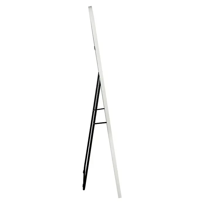 Standspiegel Mira - 57 x 160 cm, Weiß, Metall - Seitenansicht einer freistehenden, umrandeten Werbetafel mit schwarzer Staffelei. Die Werbetafel ist weiß und steht aufrecht.