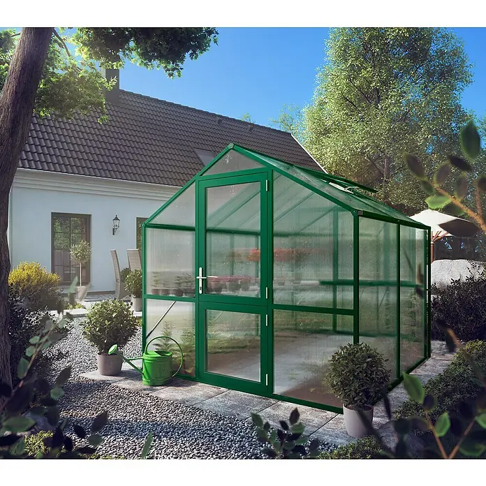 KGT Gewächshaus Rose II - Außenmaß inkl. Dachüberstand (B x T): 233 x 217 cm, 10 mm, Moosgrün - Grünes Gewächshaus mit transparenten Paneelen und einer Gießkanne daneben im Garten für Pflanzenliebhaber.