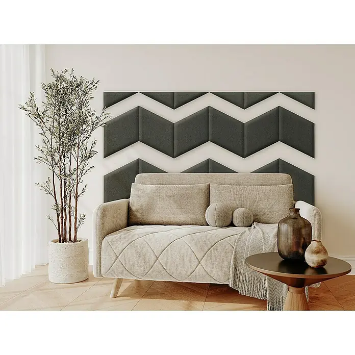 Fllow Wandpolster Velvet - Anthrazit, 45 x 30 cm, Ausführungseigenschaft: Rechts - Das Bild zeigt ein stilvolles Sofa mit Zierkissen und einer dekorativen Wandverkleidung, ergänzt durch eine Topfpflanze und Beistelltisch mit Vasen.