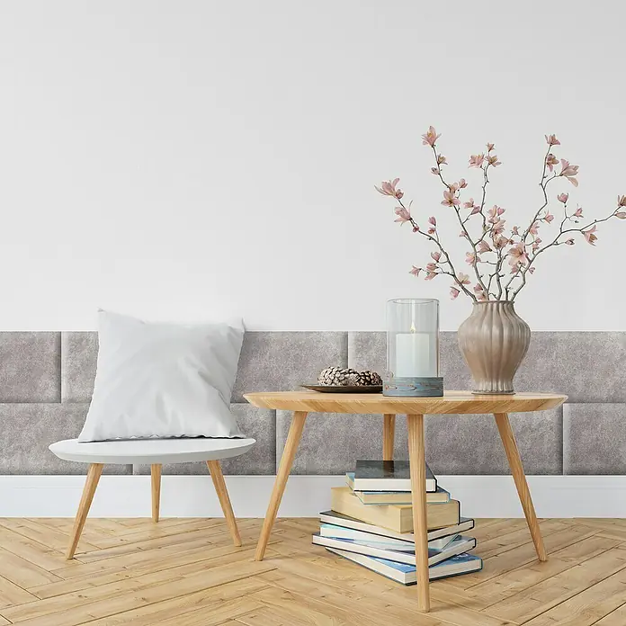 Fllow Wandpolster Preston - Beige, 60 x 30 cm - Das Bild zeigt ein stilvolles Interieur mit einem hellen Holztisch, einer Vase mit Blumen und dekorativen Akzenten, die eine gemütliche Atmosphäre schaffen.