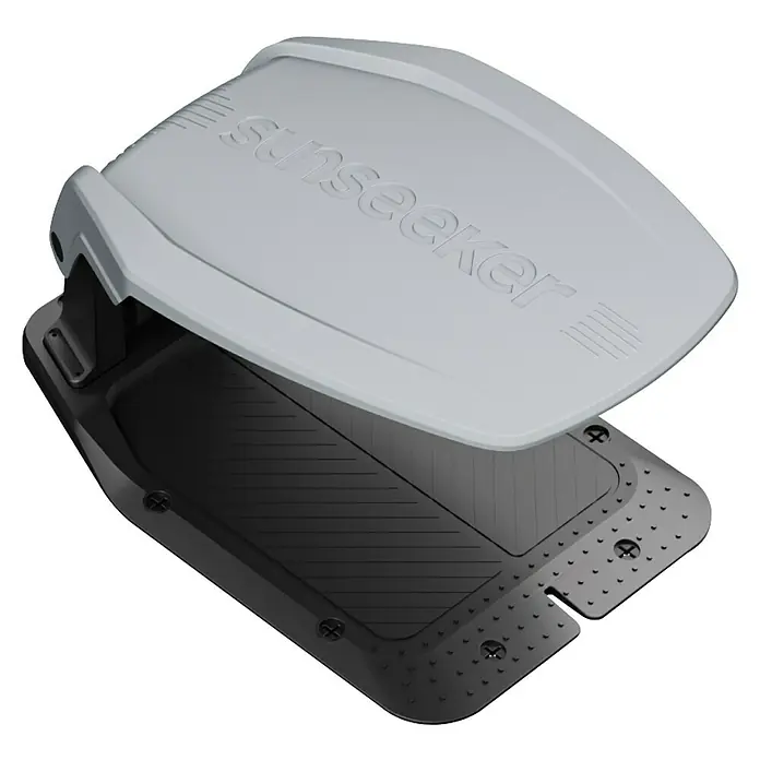 Sunseeker Mähroboter-Garage - L x B x H: 74 x 47 x 19 cm, Sunseeker Mähroboter V3 und V3 Plus - Ein Sunseeker Solarmodul, das auf einem schwarzen Untergrund liegt, mit dem Schriftzug "Sunseeker" auf der Oberseite.