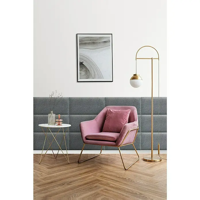 Fllow Wandpolster Wolke - Schoko, 60 x 30 cm - Wohnzimmer-Szene mit einem eleganten rosa Sessel mit goldenen Beinen, einem goldenen Lampenständer und einem minimalistischen Beistelltisch.