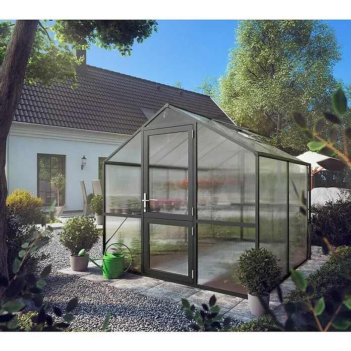 KGT Gewächshaus Rose II - Außenmaß inkl. Dachüberstand (B x T): 233 x 217 cm, 10 mm, Anthrazitgrau - Eine Nahaufnahme eines Gewächshauses im Garten, das eine robuste Konstruktion und klare Paneele für optimales Pflanzenwachstum zeigt.