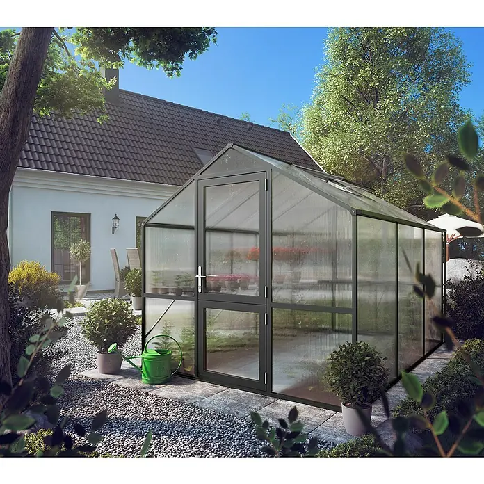 KGT Gewächshaus Rose III - Außenmaß inkl. Dachüberstand (B x T): 233 x 323 cm, 10 mm, Anthrazitgrau - Elegantes Gewächshaus mit schwarzem Rahmen und klaren Paneelen in einem gepflegten Garten. Perfekt für den Anbau eigener Pflanzen und Gemüse.