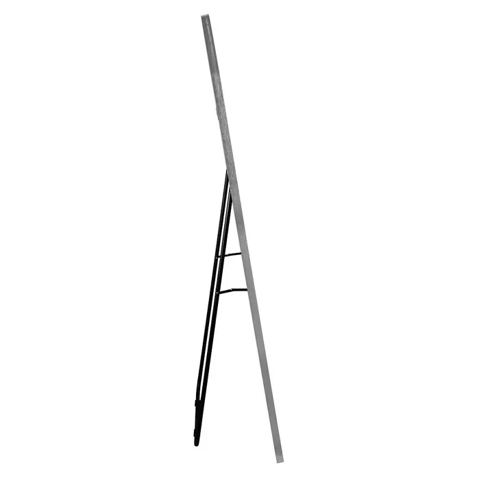 Standspiegel Mira - 57 x 160 cm, Silber, Metall - Ein silberner Bilderrahmen mit schwarzem Ständer, der leicht nach hinten geneigt ist, um das Aussehen eines Produkts zu präsentieren.
