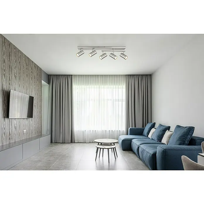 Globo Robby LED-Deckenleuchte - 35 W, L x B x H: 70 x 35 x 17 cm, Nickel-matt - Moderne Wohnzimmeransicht mit einer stilvollen Deckenleuchte mit fünf Strahlern, die das Interieur hervorhebt. Die grauen Vorhänge runden das Gesamtbild ab.
