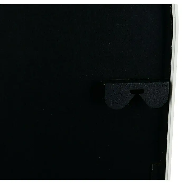 Standspiegel Mira - 57 x 160 cm, Weiß, Metall - Eine Nahaufnahme der Rückseite eines schwarzen Bilderrahmens mit einer Halterung zur Aufhängung an einer Wand.