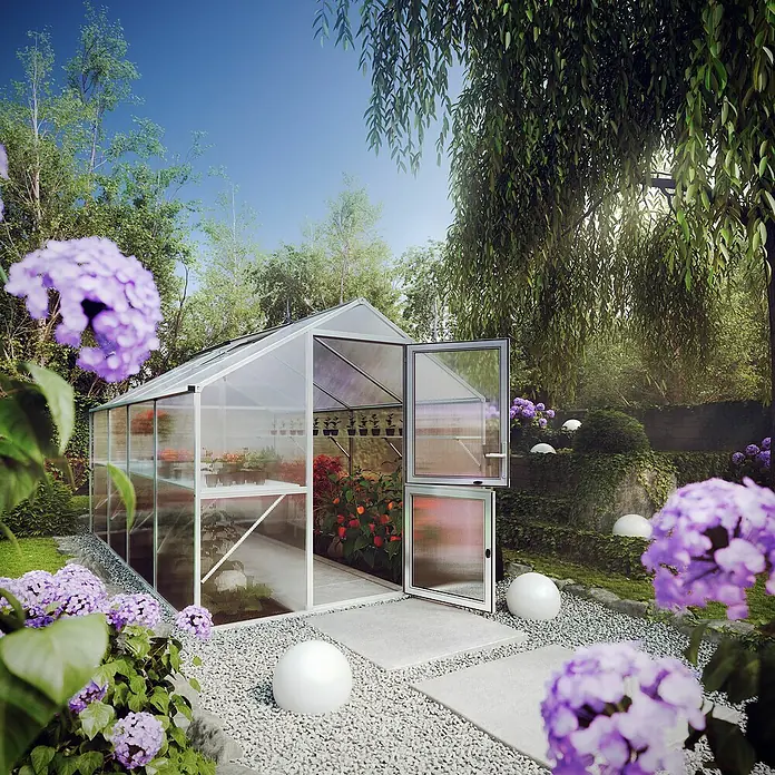 KGT Gewächshaus Rose IV - Außenmaß inkl. Dachüberstand (B x T): 233 x 429 cm, 10 mm, Pressblank - Ein Gewächshaus mit geöffneter Tür in einem Garten mit Blumen und Bäumen. Das Gewächshaus ist hell und einladend.