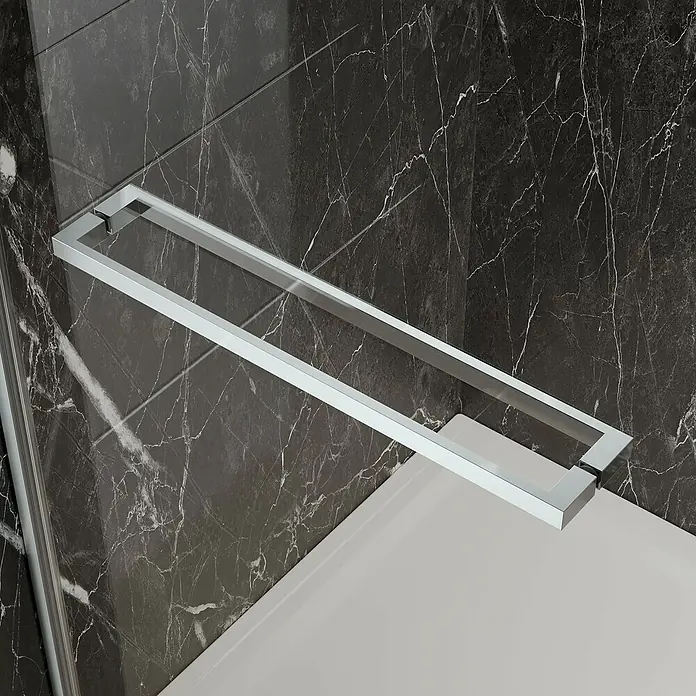 Camargue Palermo Duschwand D - B x H: 90 x 200 cm, Unbeschichtet, Transparent - Detailaufnahme einer Duschkabine mit chromfarbenem Handtuchhalter vor dunklem Marmor, der Eleganz und Funktionalität vereint.