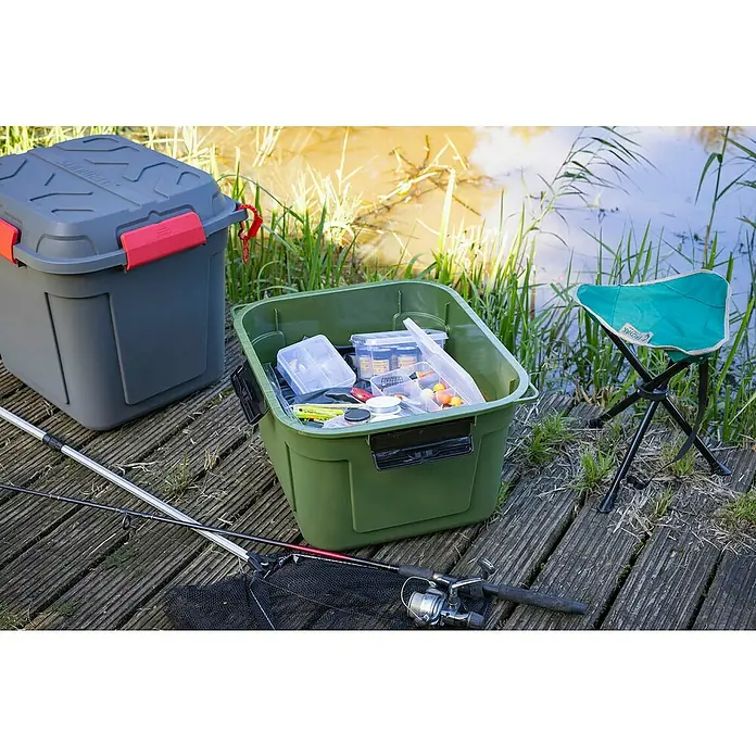 Sunware Aufbewahrungsbox Q-Line wasserdicht - L x B x H: 60,1 x 53,1 x 42,5 cm, Kunststoff, Grün - Eine Aufnahme von Angelausrüstung auf einem Holzsteg, inklusive Boxen und einem Hocker.