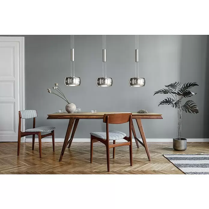 Fischer & Honsel LED-Pendelleuchte Colette - 3 Stk., 27 W, Nickel, Sandschwarz, Warmweiß - Modernes Esszimmer-Ensemble mit Holztisch, Stühlen mit gestreiften Polstern und drei silbernen Pendelleuchten.