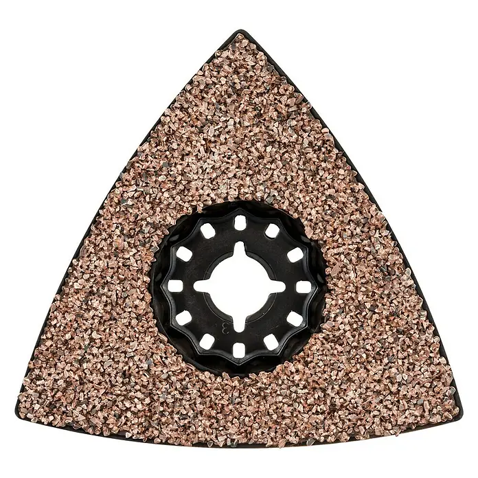 Craftomat Delta-Schleifplatte AVZ 78 RT - Hartmetallbestreuung, 78 x 78 mm - Das Bild zeigt ein dreieckiges Schleifpad mit einem groben Schleifmittel und einer zentralen Befestigungsöffnung für oszillierende Werkzeuge.