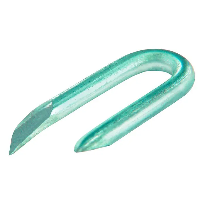 Suki DrahtkrampeØ x L: 2 x 20 mm, Verzinkt, 50 Stk. - Nahaufnahme eines hellgrünen Kabelhefters, der auf einem weißen Hintergrund liegt. Ideal für Befestigungsarbeiten.