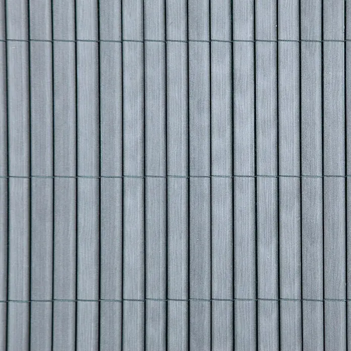 Gardol Comfort Sichtschutzmatte - Grau, 300 x 90 cm - Nahaufnahme eines grauen Bambuszauns. Das natürliche Material und die vertikale Ausrichtung verleihen einen modernen Touch.