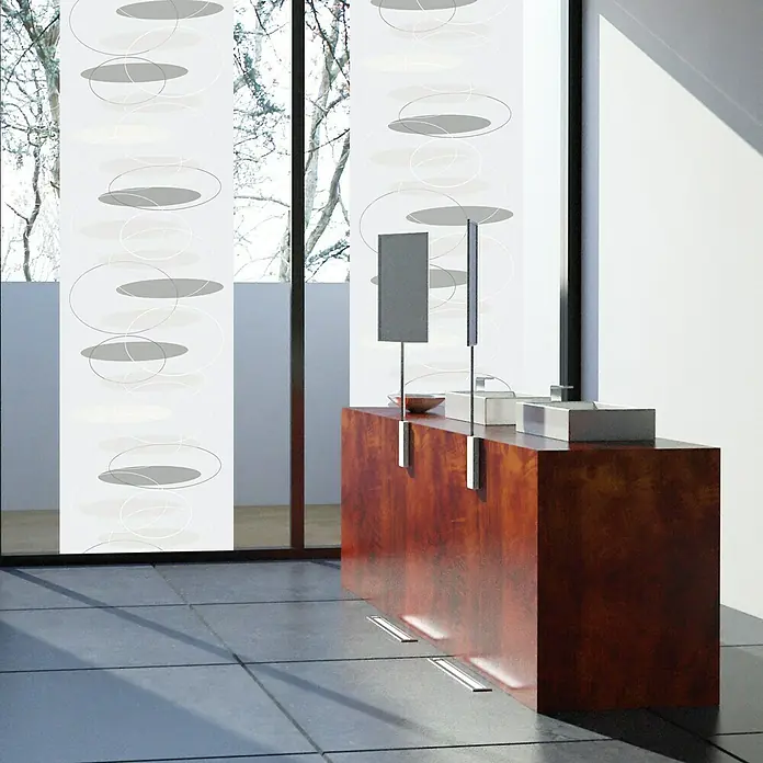 D-c-fix Static Premium Glasfolie Meterware Findus - Breite: 45 cm, Transluzent, Statisch haftend - Modernes Interieur mit Schiebegardinen und Holzkommode. Das Dekor besteht aus Kreisen.