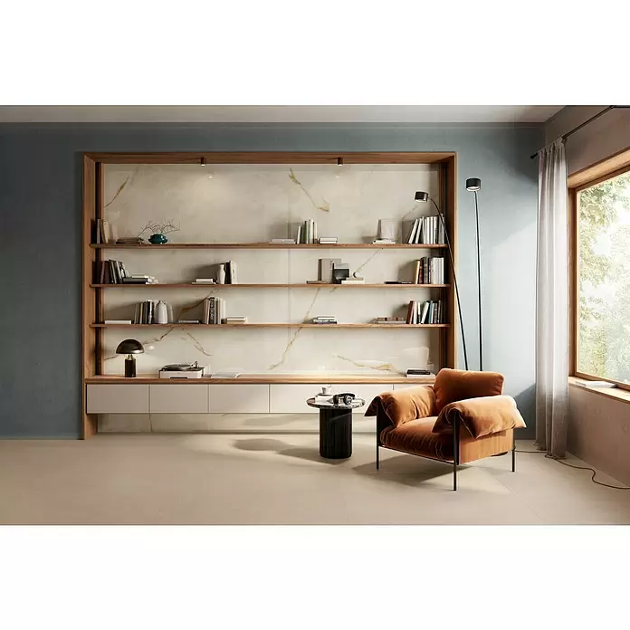 Corso Italia Feinsteinzeugfliese Onyx - 120 x 278 cm, Gold, Glänzend - Helle Marmoroptik-Wandfliesen mit Goldadern und schlichte beige Bodenfliesen in einem modernen Wohnzimmer.