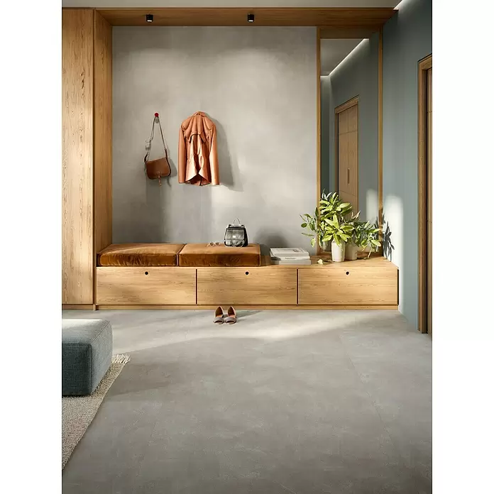 Corso Italia Feinsteinzeugfliese Resin - 120 x 278 cm, Silber, Matt - Helle graue Betonoptik-Bodenfliesen in einem modernen Eingangsbereich mit Holzmöbeln.