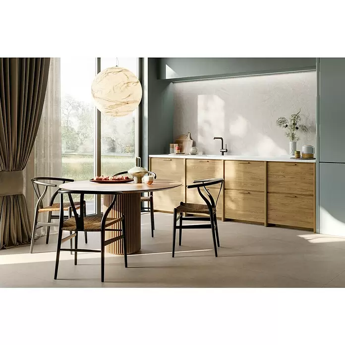Corso Italia Feinsteinzeugfliese Resin - 120 x 278 cm, Weiß, Matt - Beige quadratische Bodenfliesen in einem modernen Küchen- und Essbereich mit Holzschränken.